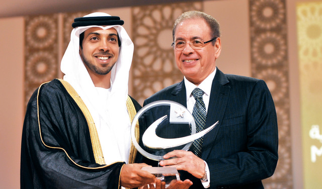 "ويسلم جائزة محمد عيسى عودة للمحاماة والاستشارات القانونية"