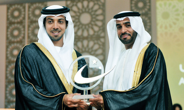 "منصور بن زايد يسلم جائزة شركة أبوظبي للمعارض"