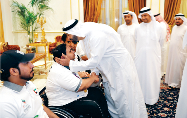 "محمد بن زايد يقبل رأس بطلنا العرياني في لفتة أبوية حانية"