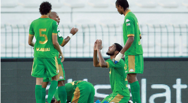 "عيسى عبيد فرحاً مع زملائه بهدفه الأول\tتصوير- سالم خميس)"