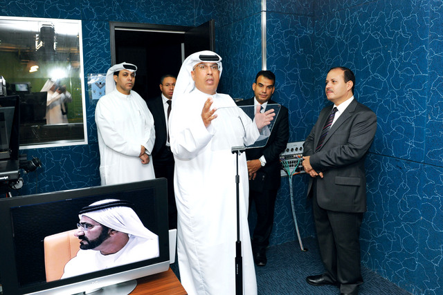 ".. ويشرح للوزير عن الموقع الرسمي للشيخ محمد بن راشد"