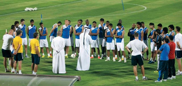 "الجهاز الفني والإداري يتحدث مع اللاعبين ويطالبهم بطي صفحة الوصل \tتصوير- مجدي اسكندر"