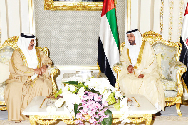 "رئيس الدولة لدى لقائه ملك البحرين"