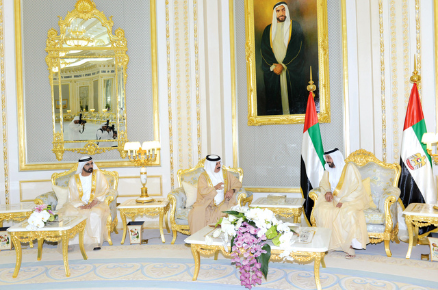 "خليفة ومحمد بن راشد خلال اللقاء مع حمد بن عيسى \t\t\t\t\t\t\t\t\t\t\t\t وام"