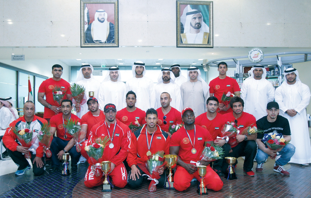 "عبد الله الشرقي وحضور الاستقبال يتوسطون الأبطال تصوير أكسفير ويلسون"