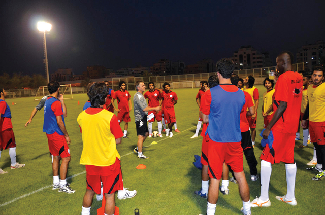 "البوسني حاجي يتحدث للاعبين قبل التدريب البيان"
