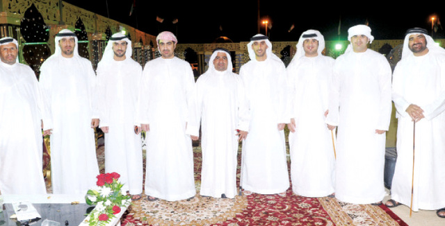 "أهل العريسين في لقطة تذكارية"