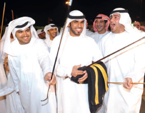 "العريس يشارك في عروض اليولة"