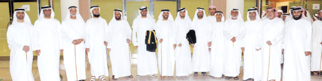 "العريسان مع عدد من ضيوف الحفل"