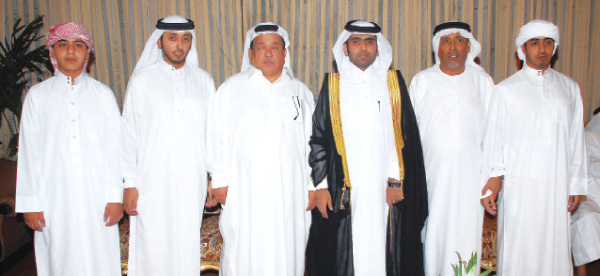 "فضل الجابري ووالد العريس وسلطان الجاري والعريس واثنان من الاصدقاء"