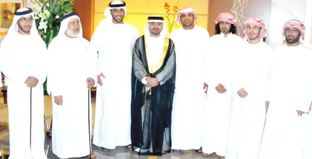 "العريس ووالده وشقيقه أحمد ومنصور الظاهري ومحمد المنصوري مع عدد من الأصدقاء"