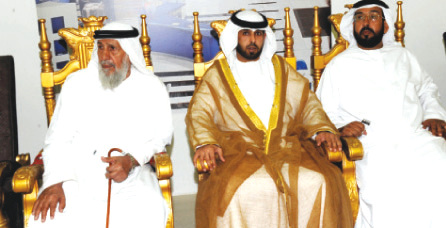 "العريس يتوسط والده وسالمين المنصوري"
