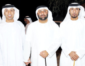 "حمدان ومنصور بن محمد بن راشد يتوسطان أقارب العريس"