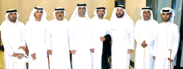 "علي بن ثعلوب وعيسى عتيق المهيري وراشد محمد الشامسي والفارس سلطان المهيري والعريس ووالده ووالد العروس وأحد المدعوين"