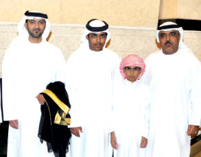 "العريس من اليسار وشقيقه منصور ووالد العروس والطفل مهير"