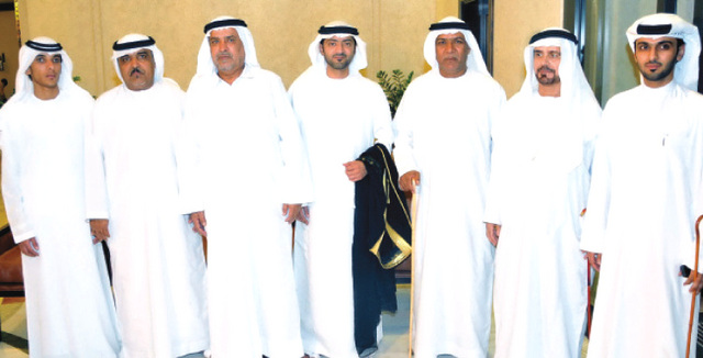 "راشد بن عبدالله المعلا والعريس ووالده ووالد العروس  مع عدد من الأقارب"