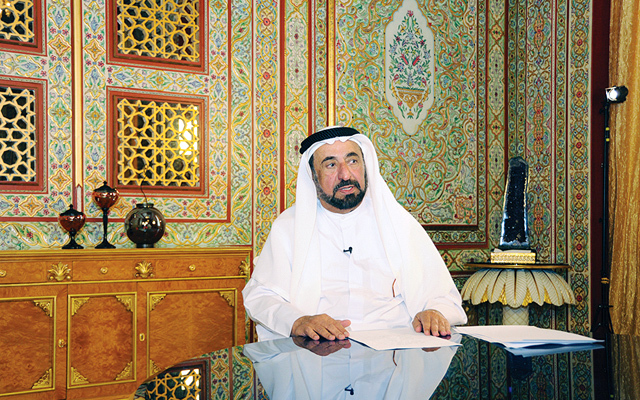 "سلطان القاسمي خلال شرحه لقصيدة «الشارقة .. منابع العز» \tمن المصدر"