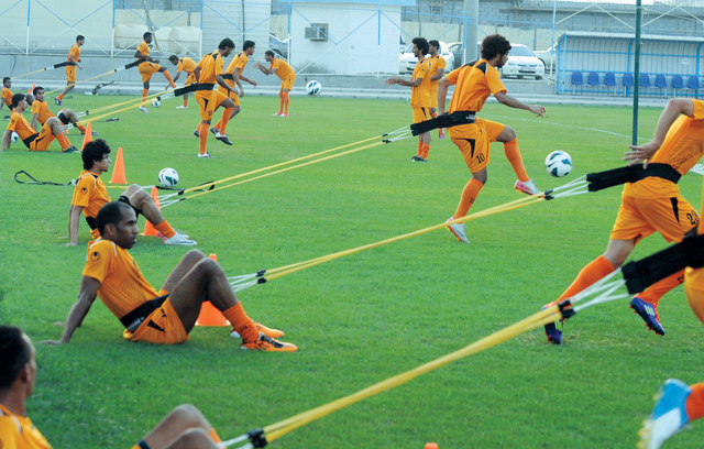 "لاعبو دبا خلال تحضيراتهم لمواجهة فرسان الغربية من المصدر"