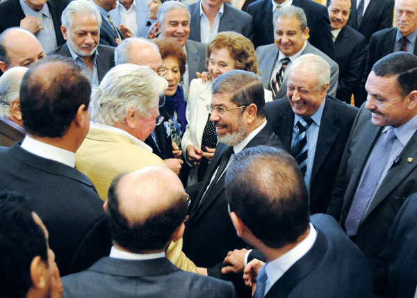"الرئيس مرسي خلال لقائه بالفنانين المصريين"