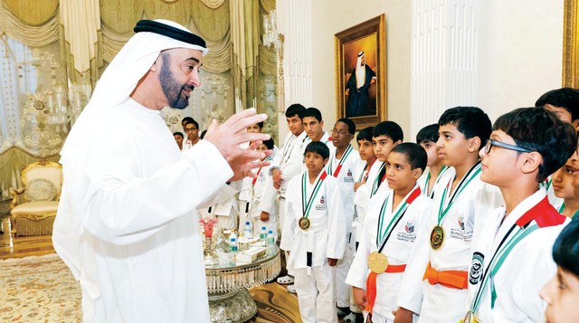 "محمد بن زايد يصافح أحد المدربين"