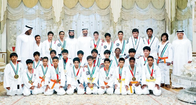 "محمد بن زايد يتوسط طلاب المدارس\t وام"