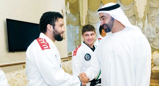 "محمد بن زايد في حديث مع طلاب المدارس"
