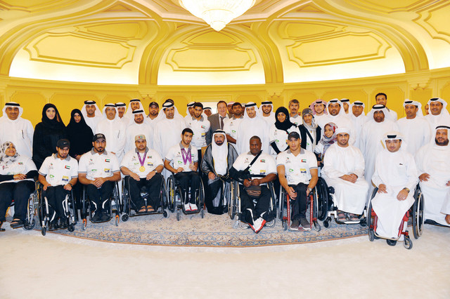 "حاكم الشارقة وسط أبنائه من بعثة منتخب المعاقين أثناء استقباله لهم \t تصوير جابر عابدين"