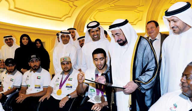 "سلطان القاسمي في حديث مع أبنائه الابطال"