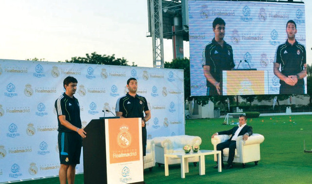 "ادولفوسانشيز ونيكولا يتحدثان خلال الافتتاح\tمن المصدر"