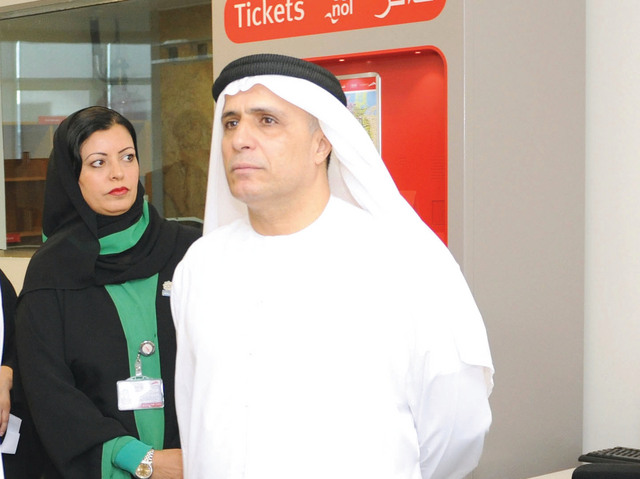 "الطاير خلال جولة على محطة المترو وقطع التذاكر"