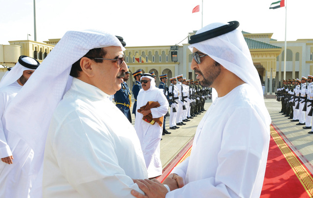 "حمد بن عيسى يصافح حمدان بن زايد"