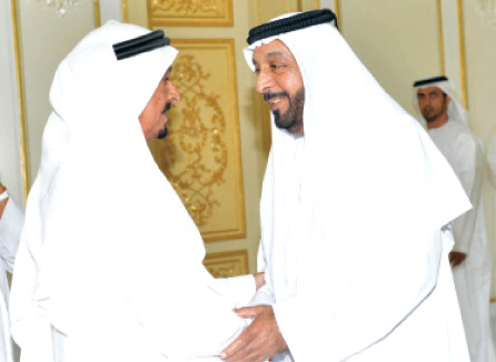"رئيس الدولة مصافحاً حاكم عجمان"