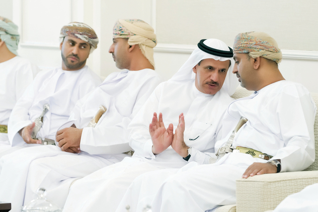 "سلطان المنصوري متوسطا عددا من أعضاء الوفد العماني"
