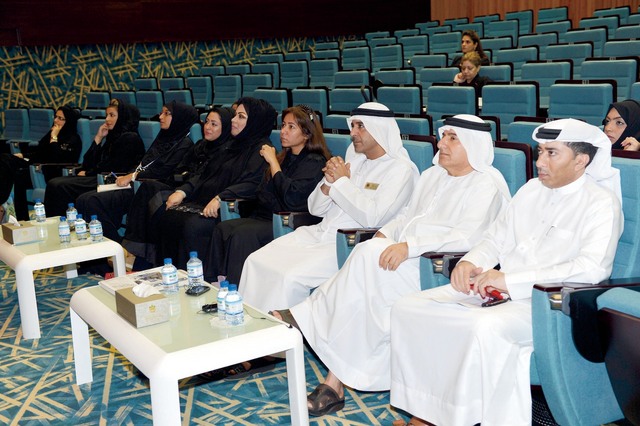 "عبدالملك والمطوع وآل حسين خلال الورشة\t\tتصوير: جابر عابدين"