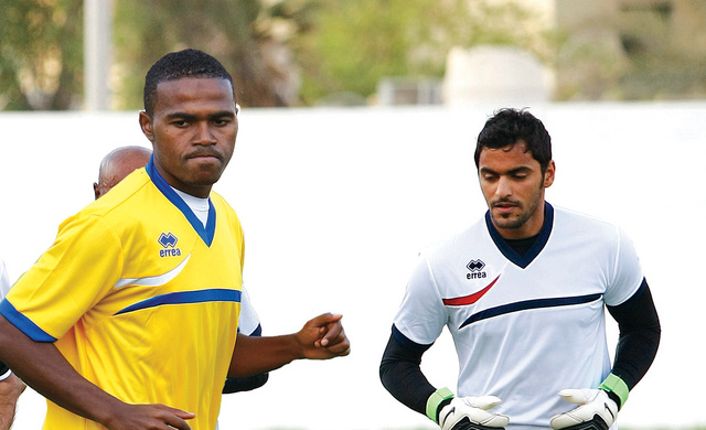 "ثنائي الأهلي يوسف الزعابي وعادل الحمادي\tتصوير - غلام كاركر"