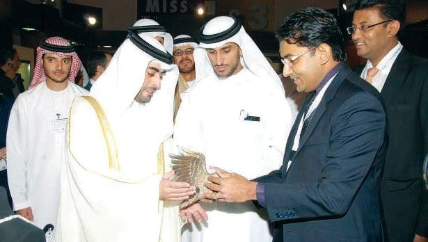 "خالد القاسمي يطلع على المعروضات\tوام"