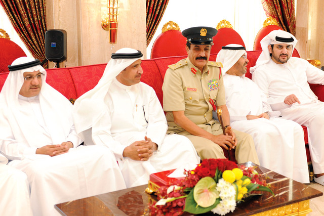 "عدد من مديري الدوائر المحلية وكبار المسؤولين"