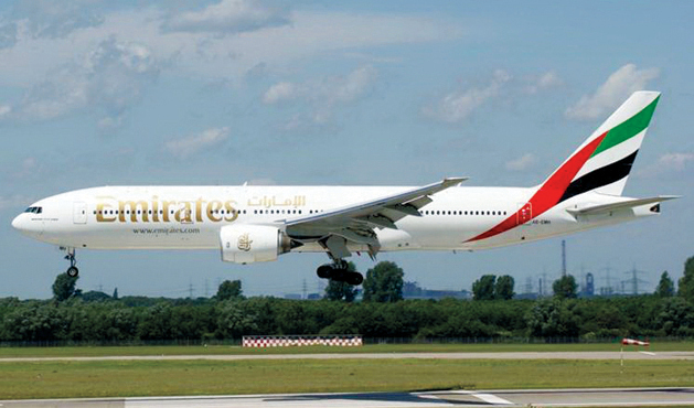 "إحدى طائرات الإمارات من طراز بوينغ 777- 300 ER \tمن المصدر"