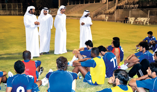 "مسلم العامري يتحدث للاعبي الظفرة \t البيان"