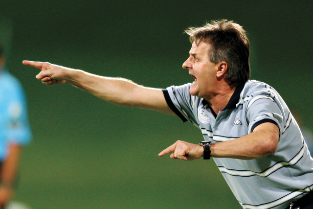 "حاجي يتحدث إلى اللاعبين"