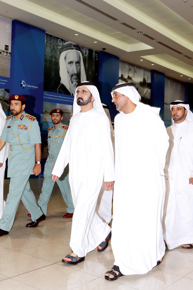 "محمد بن راشد أثناء الجولة بحضور أحمد بن سعيد والشعفار والسبوسي              تصوير ـــ خليفة اليوسف ومحمد هشام"