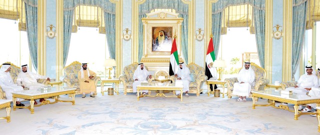 "خليفة لدى استقباله سلطان بن محمد القاسمي بحضور سلطان وحمدان وسيف بن زايد وسلطان بن محمد بن سلطان القاسمي وطحنون بن محمد وام"