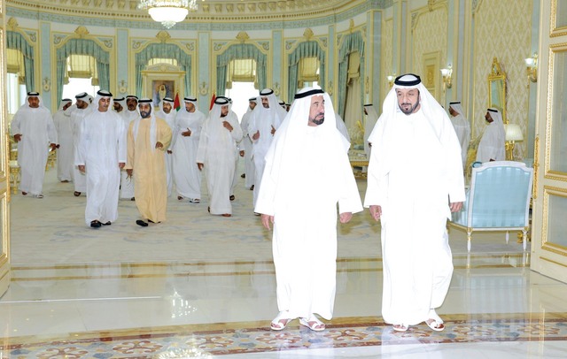 "رئيس الدولة يتجاذب الحديث مع حاكم الشارقة بحضور سلطان وحمدان وسيف بن زايد وولي عهد الشارقة وطحنون بن محمد"