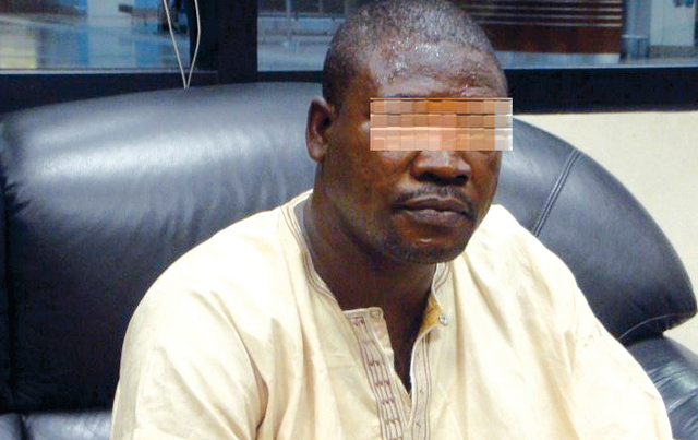 "المهرب في قبضة الشرطة"