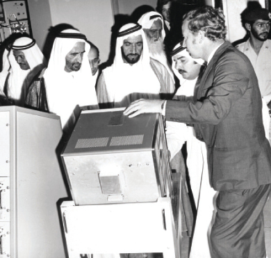 "زايد وراشد في محطة جبل علي للأقمار الصناعية"