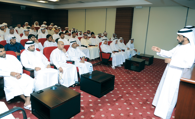 "عبيد الشامسي ومحمد عمر خلال برلمان الحكام \tتصوير: هشام تكينوين"