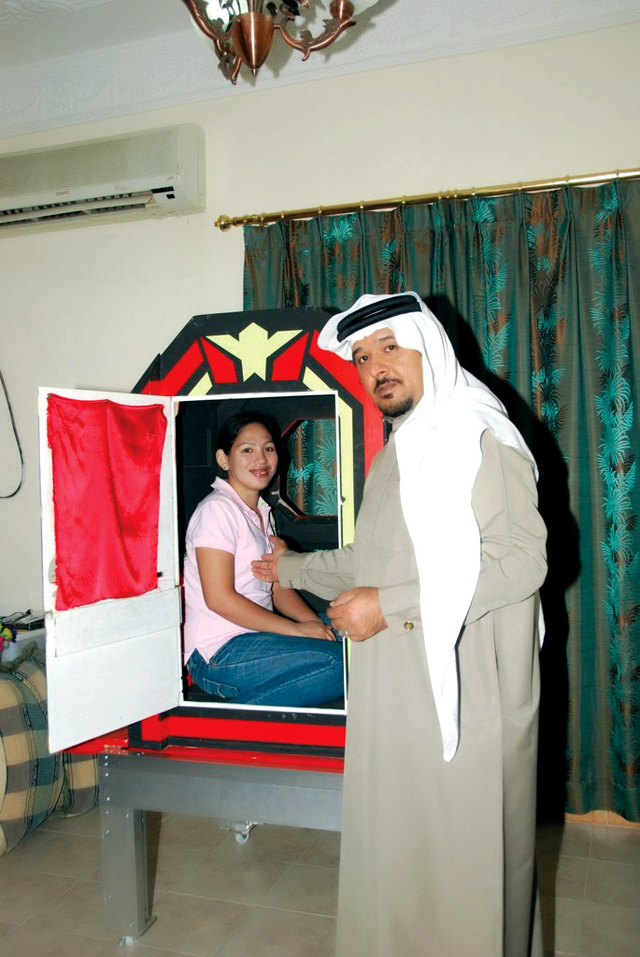 "سيدة في صندوق المنصوري العجيب\t\t\t من المصدر"