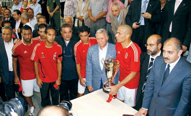 "حسن حمدي يحتفل مع نجوم «الأهلي» بكأس السوبر\tالبيان"