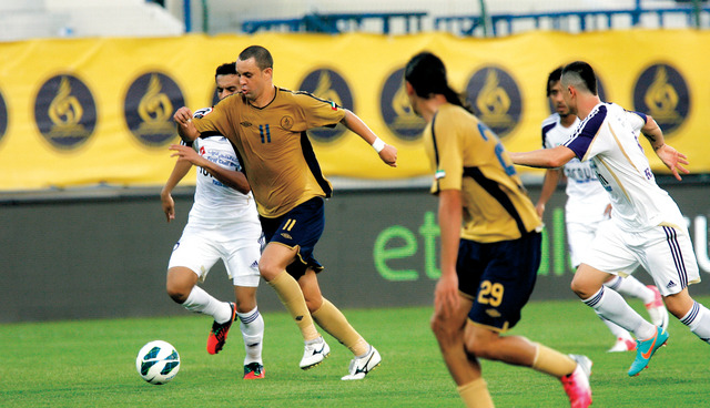 "دبي دفع ثمن طرد لاعب والعين تفوق بجدية لاعبيه \tتصوير: مصطفى الأميري"