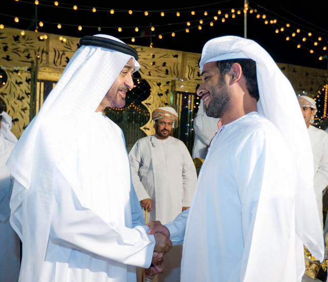 "سموه يصافح مستقبليه"